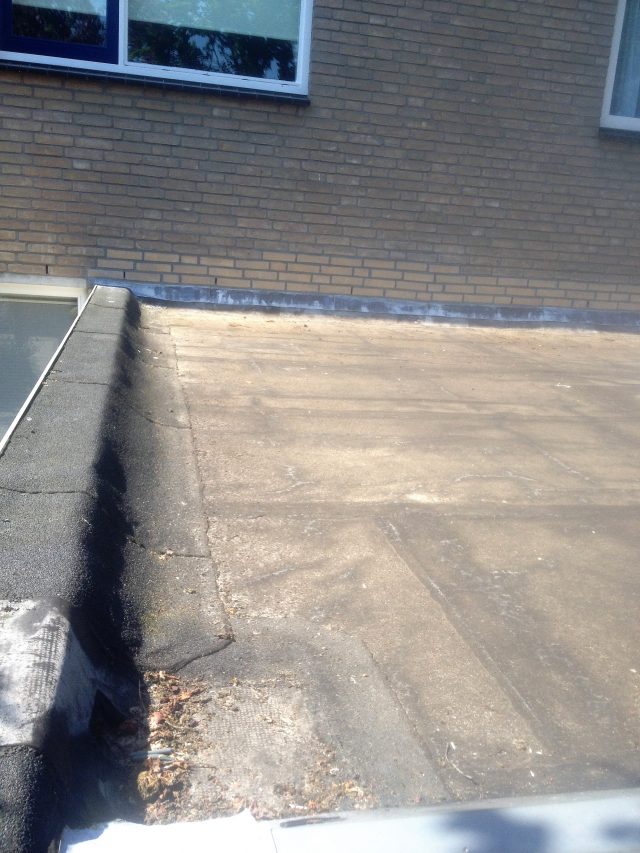 Oude dakbedekking uitbouw wateringen